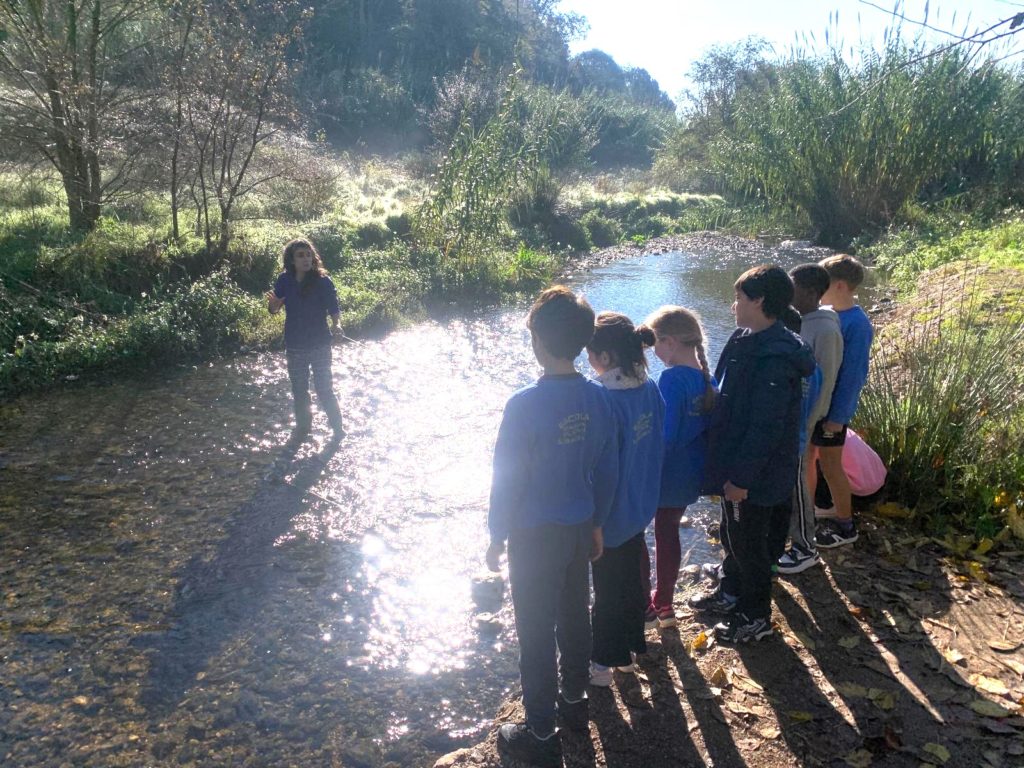 La dinamitzadora educa als alumnes en la natura.