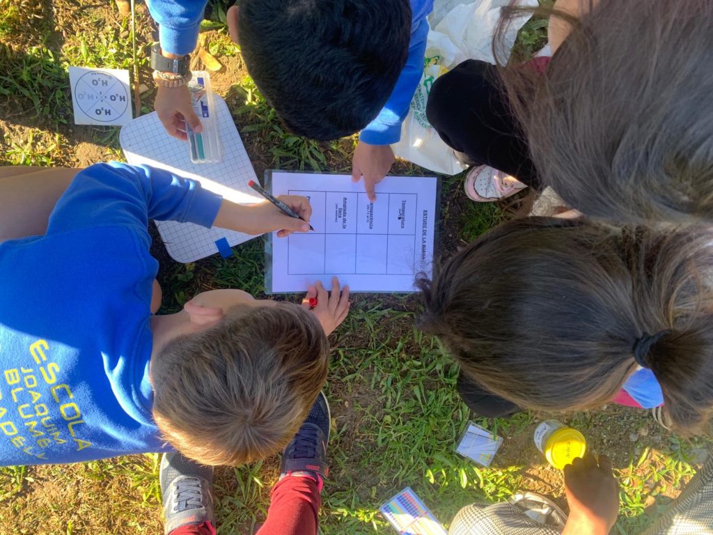 Alumnes fent una activitat en el medi natural.