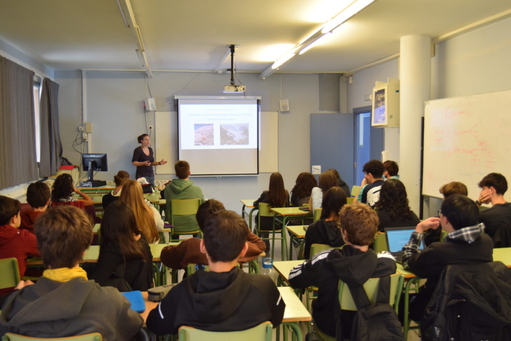 Alumnes escoltant el taller de la pèrdua de biodiversitat