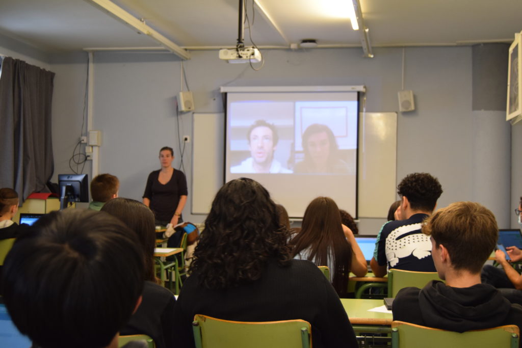 Alumnes mirant un vídeo al taller sobre la pèrdua de la biodiversitat