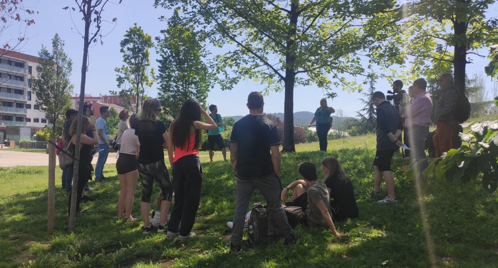 Participants de les passejades conscients escoltant a la persona dinamitzadora en un ambeint natural